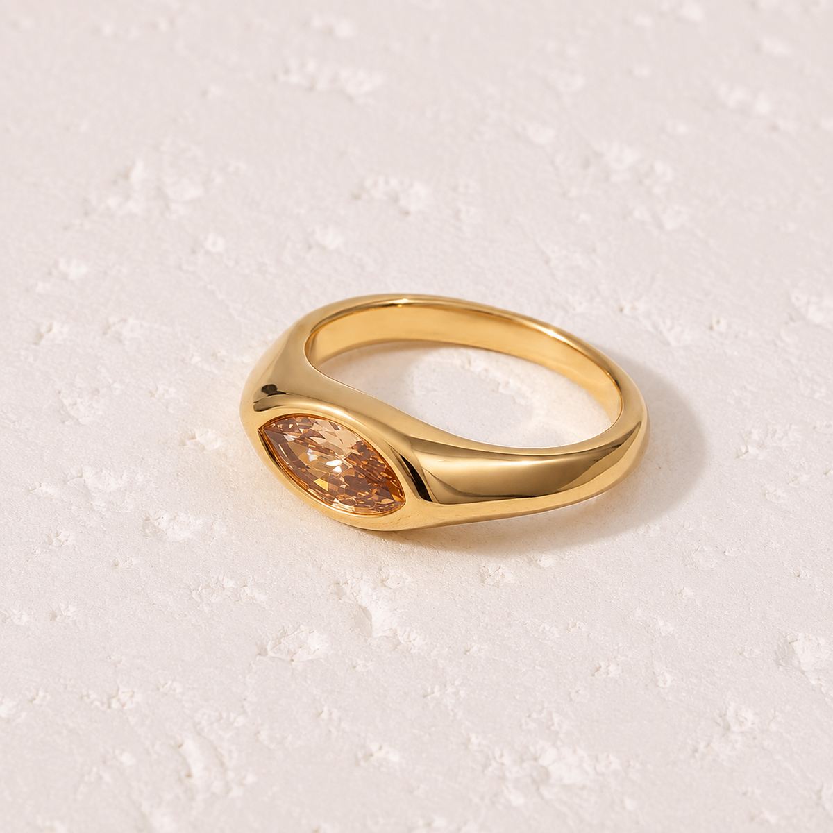 Violeta Anillo Gold Acero Inoxidable With Flores Silvestres Grabadas – Sienna Noosa