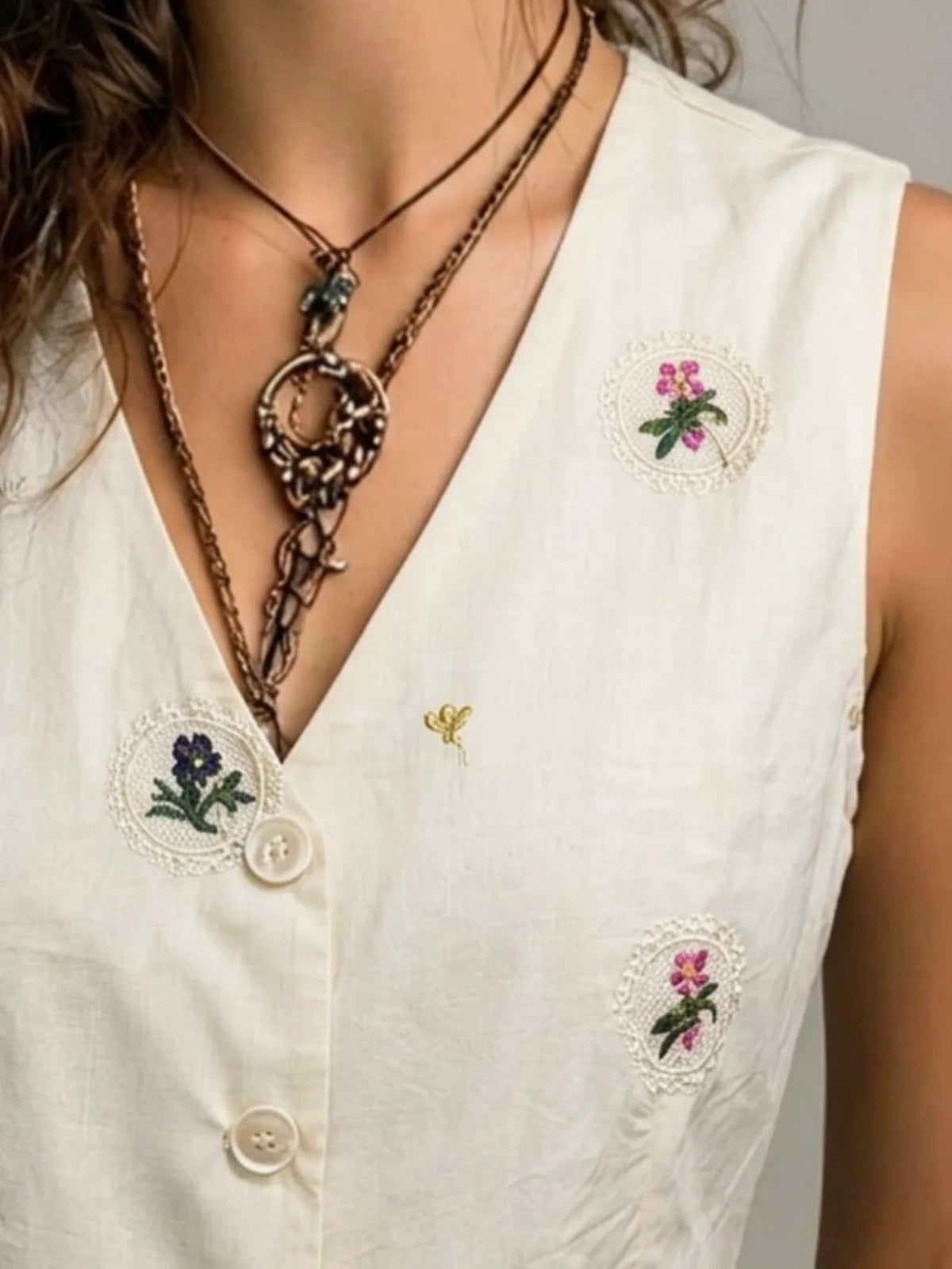 Anna Chaleco Bordado Ajustable – Sienna Noosa