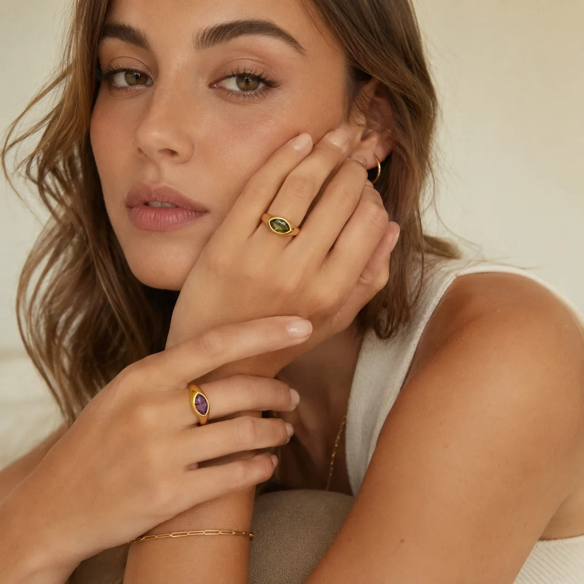 Violeta Anillo Gold Acero Inoxidable With Flores Silvestres Grabadas – Sienna Noosa